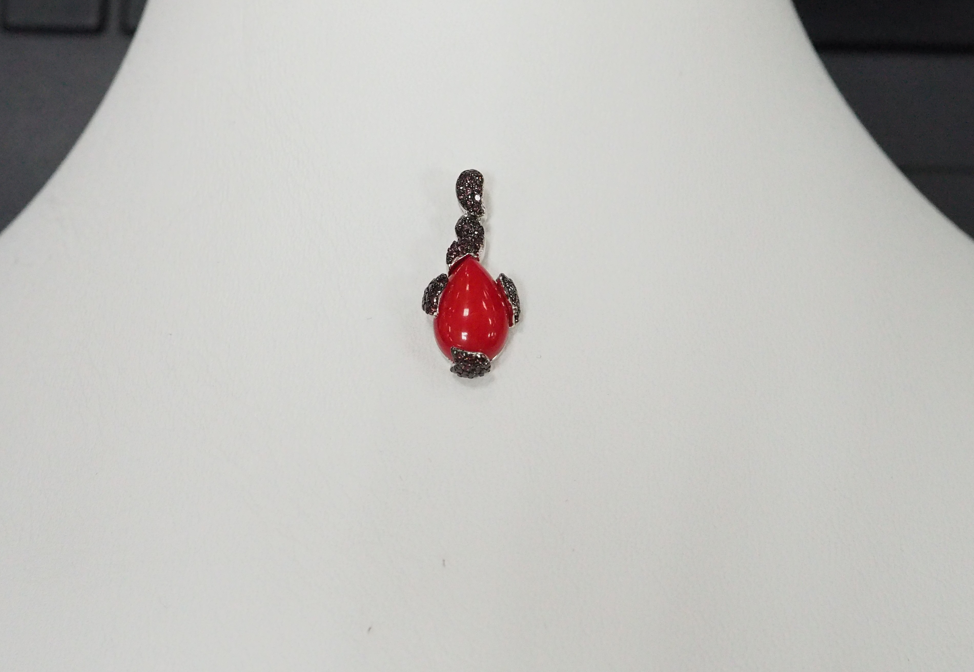 Серебряная подвеска с кораллом